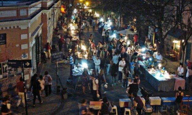 fotografía panorámica del Paseo de las Artes en barrio Güemes atiborrado de gente por las calles.